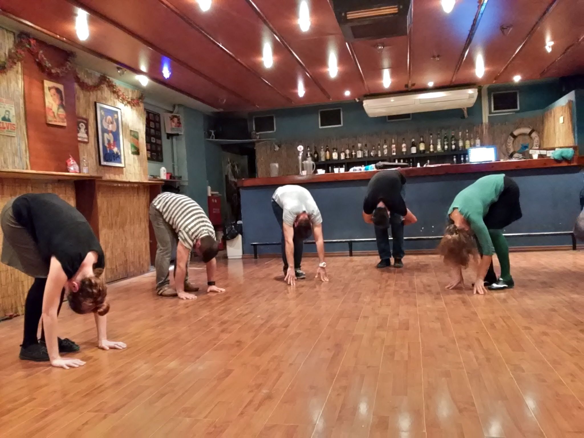 Στιγμιότυπο από φεστιβάλ Lindy Hop στη Λιουμπλάνα. Η παρακολούθηση ευρωπαϊκών φεστιβάλ προς επιμόρφωση, εμπλουτισμό και βελτίωση συνηθίζεται στους κύκλους του lindy hop. (φωτό: Olga Bsp).