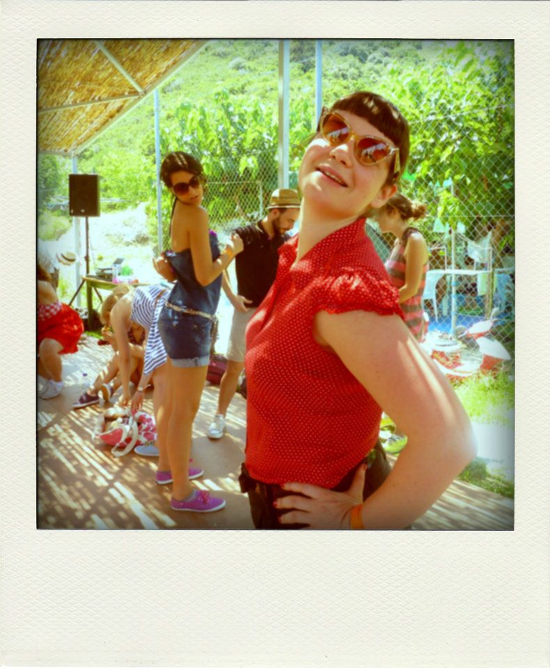 Σε ύφος Polaroid, η φωτό από το ετήσιο Φεστιβάλ Swing and Swim των Lindy Hop Greece στον Αρμενιστή Χαλκιδικής που πραγματοποιείται κάθε Ιούνιο από το 2010