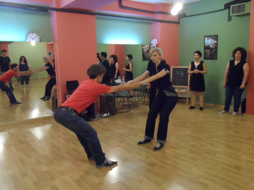 Στον χώρο των Athens Lindy Hop, η Μαριάντζελα Σαλίχου με τον Shorty George, προσκεκλημένο να παραδώσει μαθήματα επάνω στο blues. (φωτό: Ιφ. Δ.)